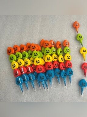Happy Halloween Pumpkin Stackable Crayons 12 Count